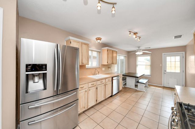 4747 Widerop Lane, Friendswood, TX 77546