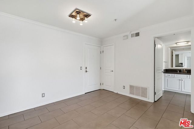 7320 Hawthorn Avenue 203, Los Angeles, CA 90046