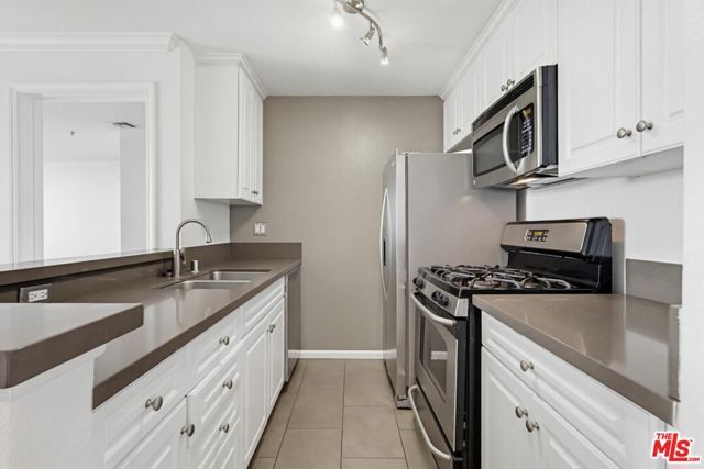 7320 Hawthorn Avenue 203, Los Angeles, CA 90046