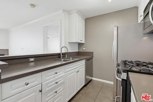 7320 Hawthorn Avenue 203, Los Angeles, CA 90046