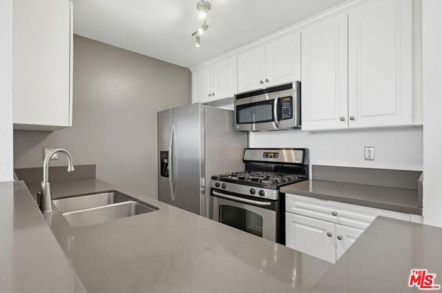 7320 Hawthorn Avenue 203, Los Angeles, CA 90046