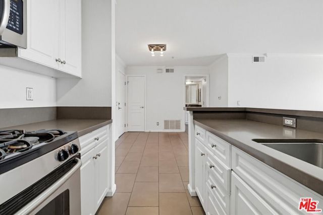 7320 Hawthorn Avenue 203, Los Angeles, CA 90046