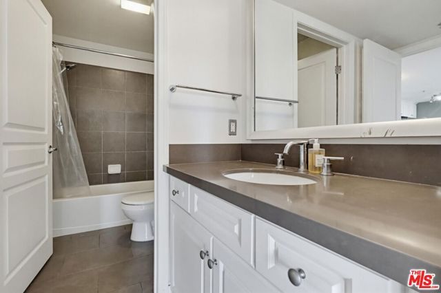 7320 Hawthorn Avenue 203, Los Angeles, CA 90046