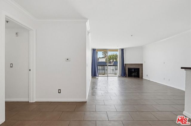 7320 Hawthorn Avenue 203, Los Angeles, CA 90046