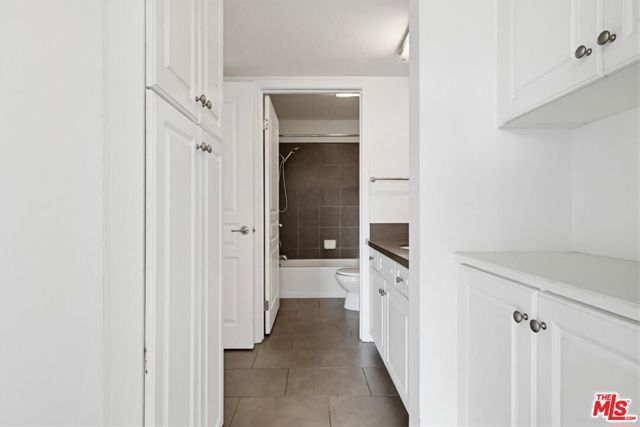 7320 Hawthorn Avenue 203, Los Angeles, CA 90046