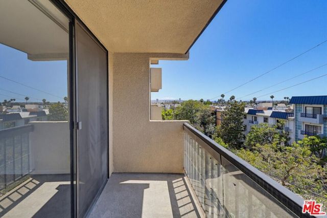 7320 Hawthorn Avenue 203, Los Angeles, CA 90046