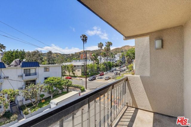 7320 Hawthorn Avenue 203, Los Angeles, CA 90046