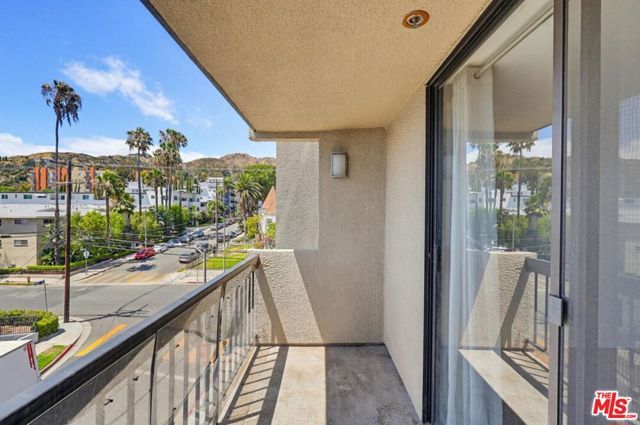 7320 Hawthorn Avenue 203, Los Angeles, CA 90046