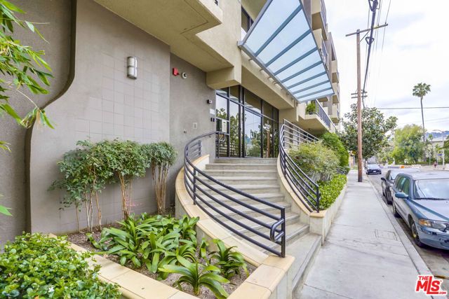 7320 Hawthorn Avenue 203, Los Angeles, CA 90046