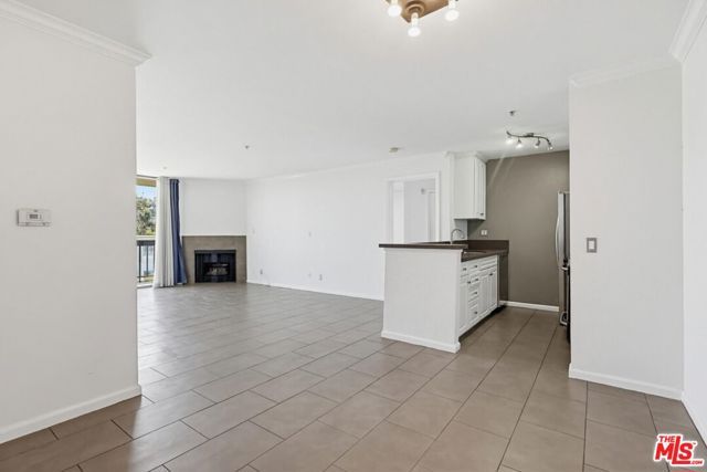 7320 Hawthorn Avenue 203, Los Angeles, CA 90046
