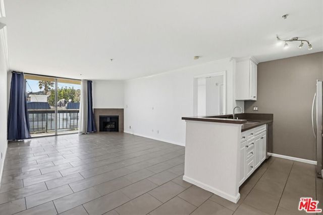 7320 Hawthorn Avenue 203, Los Angeles, CA 90046