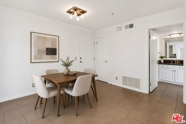 7320 Hawthorn Avenue 203, Los Angeles, CA 90046