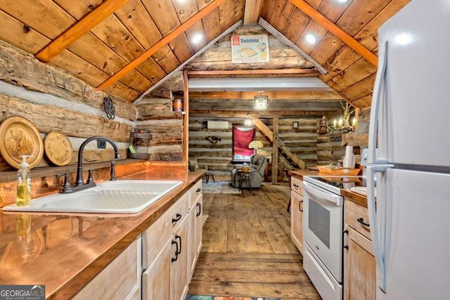 1064 Muskrat Creek Road, Hayesville, NC 28904