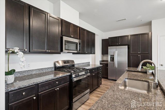 82 Depot Way, Dunellen, NJ 08812