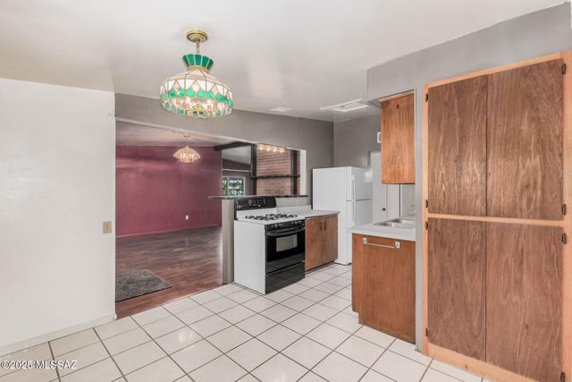 257 W Calle Margarita, Tucson, AZ 85706