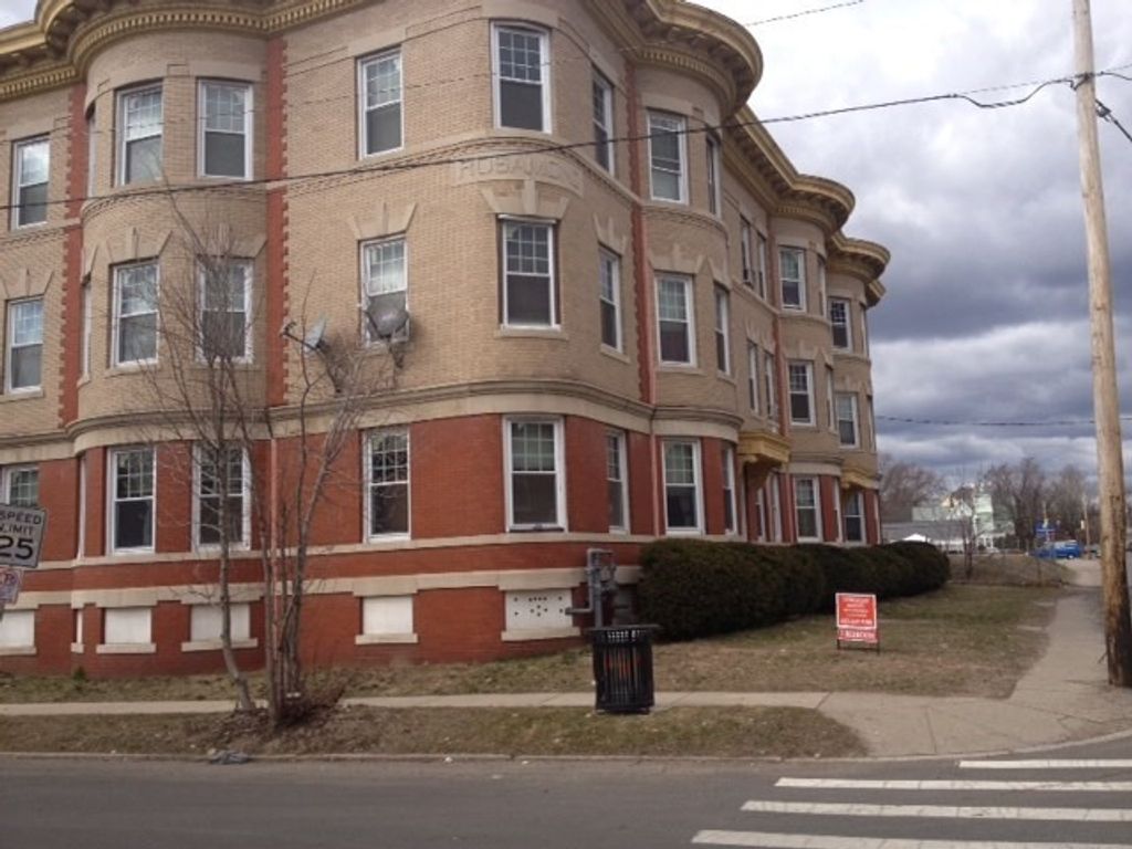 1 Beacon Ave 2R, Holyoke, MA 01040