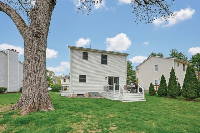 3 Jrs Ln, Franklin, MA 02038