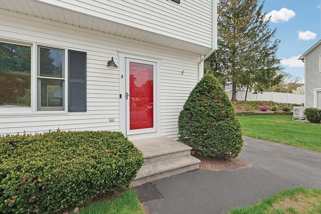 3 Jrs Ln, Franklin, MA 02038