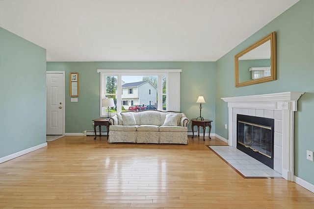 3 Jrs Ln, Franklin, MA 02038
