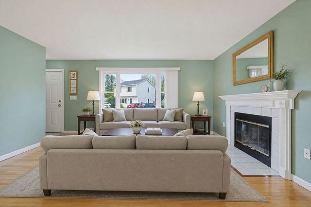 3 Jrs Ln, Franklin, MA 02038