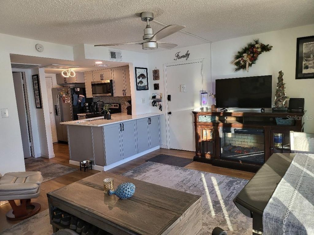 Image 3 of property listing at 550 ORANGE DRIVE 1, Altamonte Springs, FL 32701