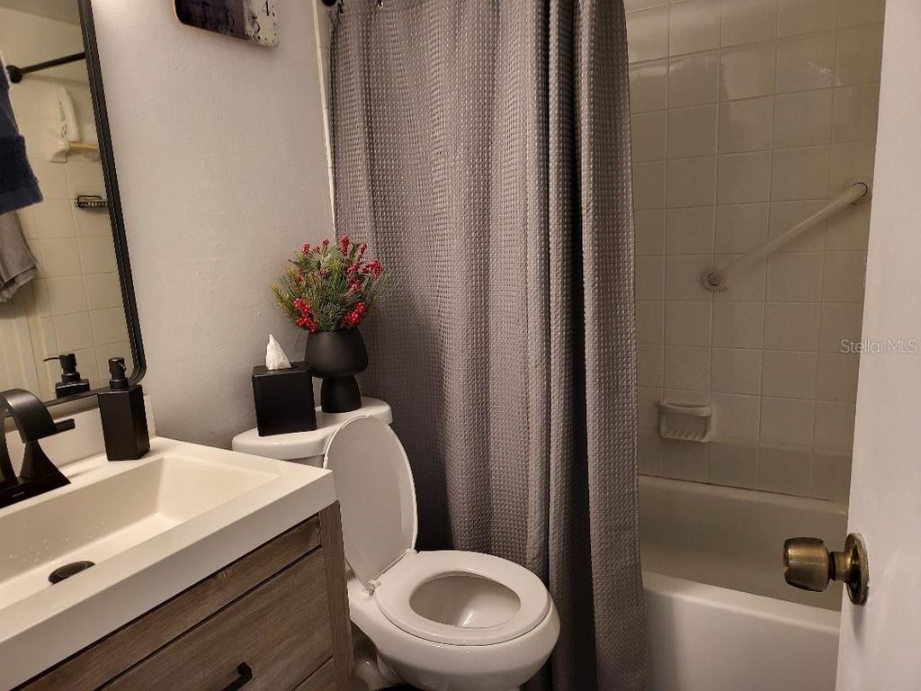 Image 7 of property listing at 550 ORANGE DRIVE 1, Altamonte Springs, FL 32701