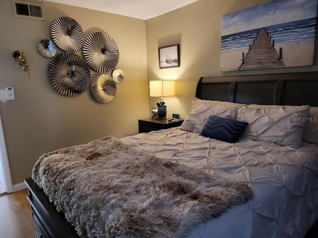 Image 10 of property listing at 550 ORANGE DRIVE 1, Altamonte Springs, FL 32701