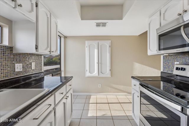 3301 E EARLL Drive 223, Phoenix, AZ 85018