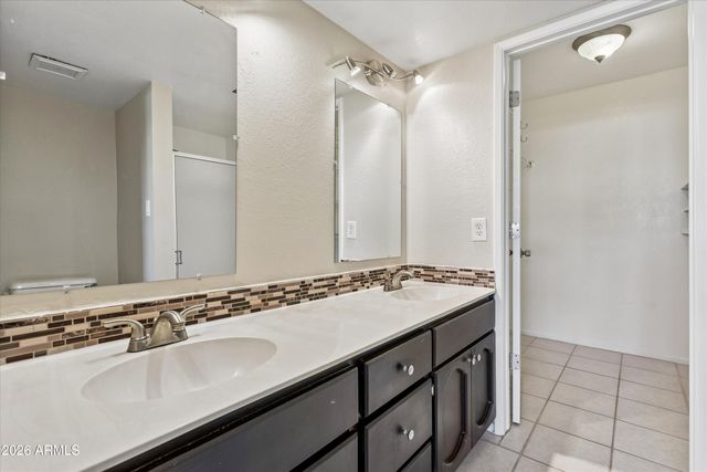 3301 E EARLL Drive 223, Phoenix, AZ 85018
