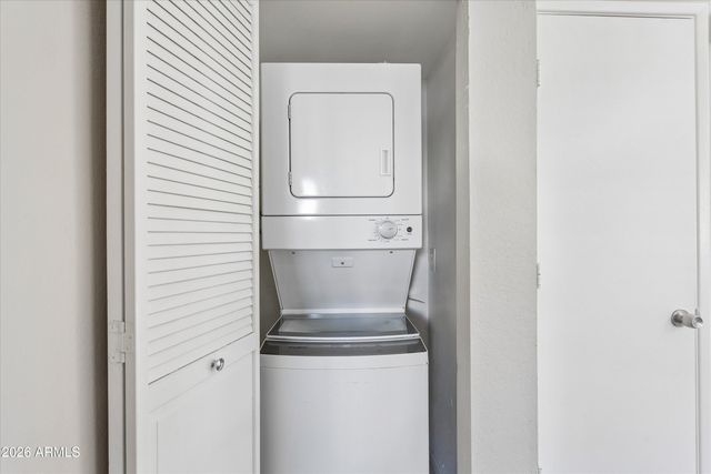 3301 E EARLL Drive 223, Phoenix, AZ 85018