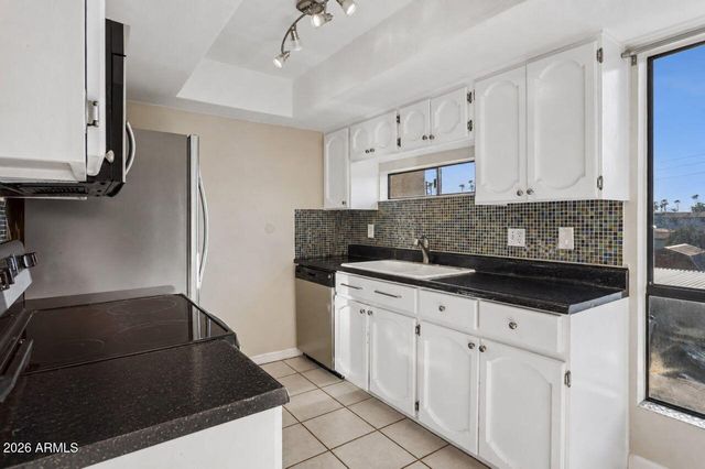 3301 E EARLL Drive 223, Phoenix, AZ 85018