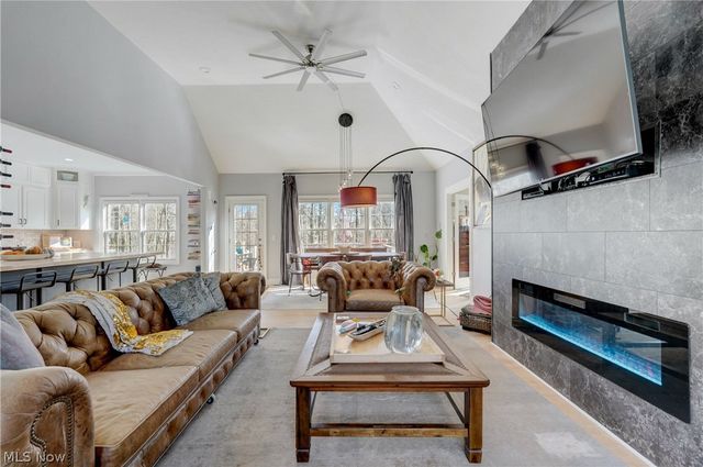 9 River Side Drive, Rocky River, OH 44116