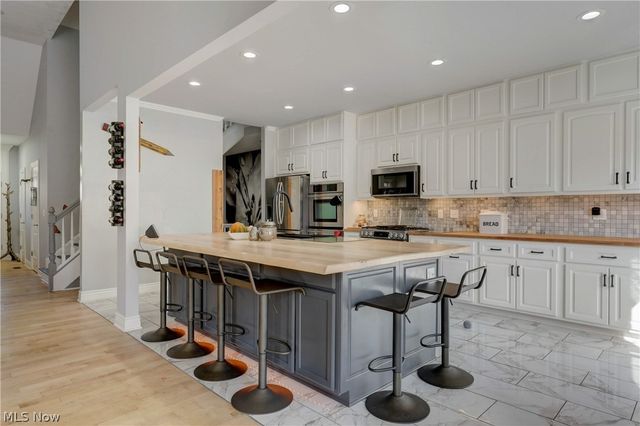 9 River Side Drive, Rocky River, OH 44116