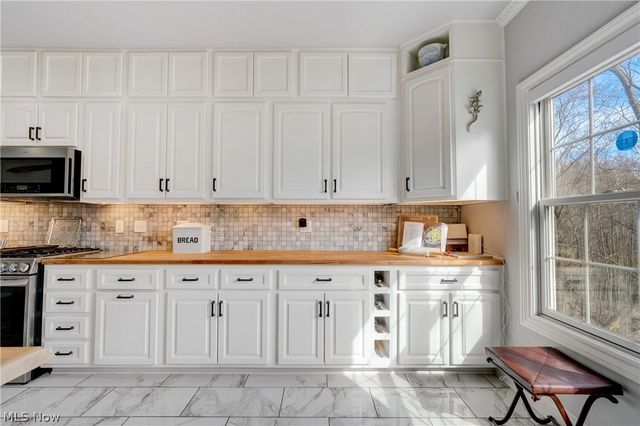 9 River Side Drive, Rocky River, OH 44116