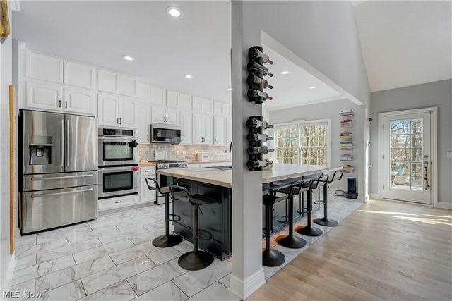 9 River Side Drive, Rocky River, OH 44116