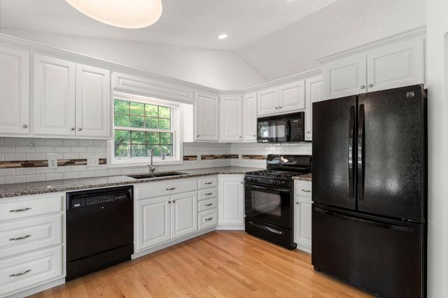 6522 Gray Fox Curve, Chanhassen, MN 55317