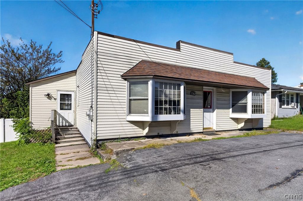 5367 Bear Road, Clay, NY 13212