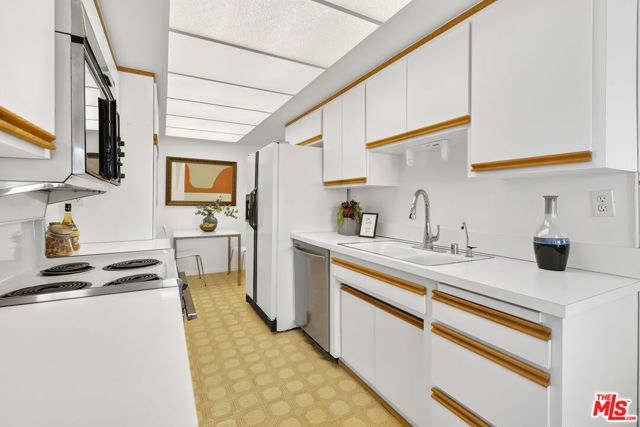1221 N Kings Road 305, West Hollywood, CA 90069