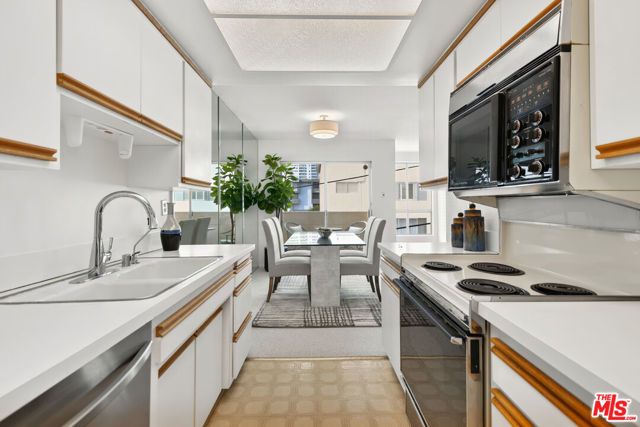 1221 N Kings Road 305, West Hollywood, CA 90069