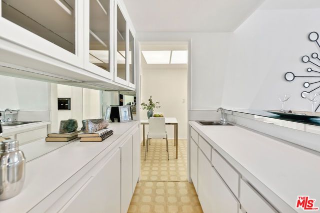 1221 N Kings Road 305, West Hollywood, CA 90069