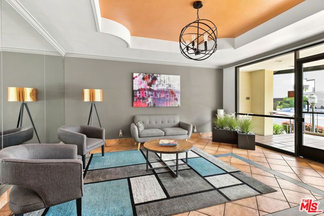 1221 N Kings Road 305, West Hollywood, CA 90069