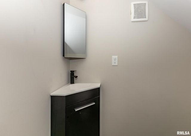 924 N 3RD Street, Clinton, IA 52732