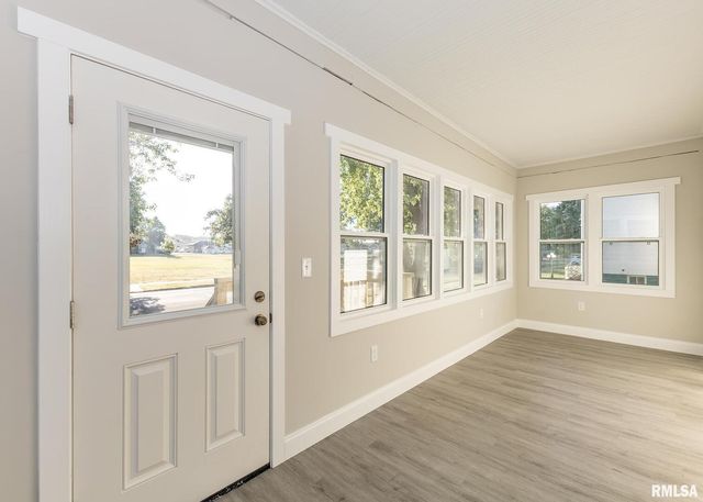 924 N 3RD Street, Clinton, IA 52732