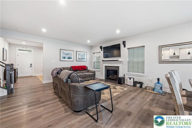 817 Hendon Lane, North Catasauqua Bor, PA 18032
