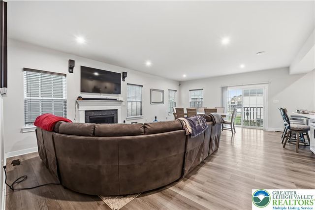 817 Hendon Lane, North Catasauqua Bor, PA 18032