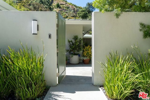 1726 Stone Canyon Road, Los Angeles, CA 90077