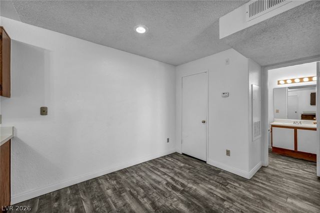 220 Mission Newport Lane 208, Las Vegas, NV 89107