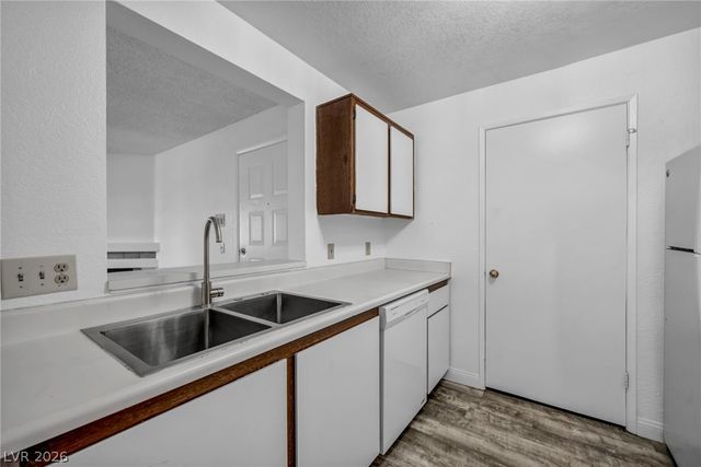 220 Mission Newport Lane 208, Las Vegas, NV 89107