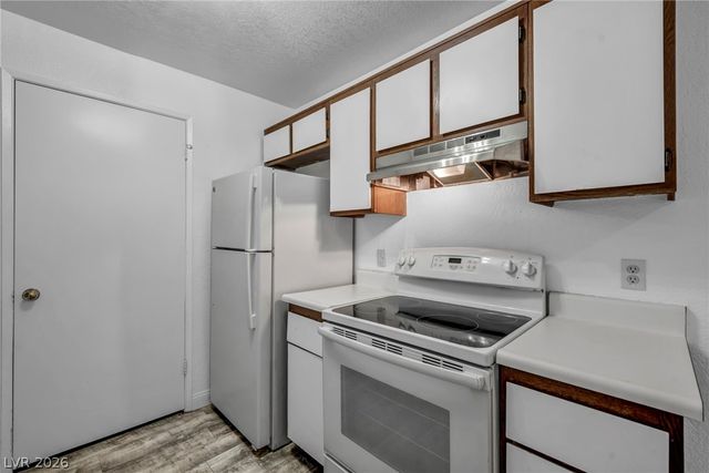 220 Mission Newport Lane 208, Las Vegas, NV 89107