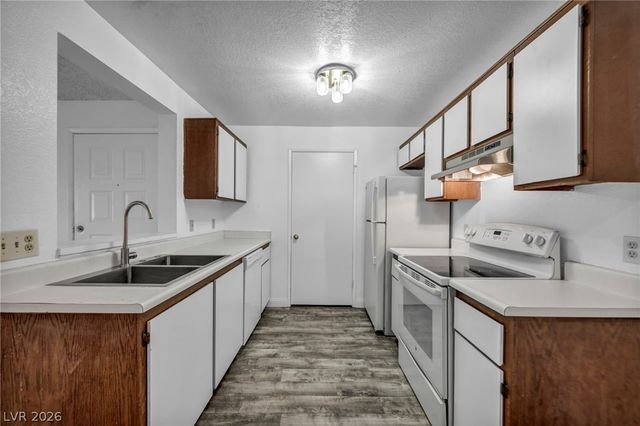 220 Mission Newport Lane 208, Las Vegas, NV 89107